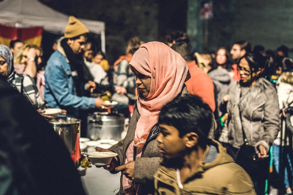 Modernes Event mit dynamischer Lichtshow und jubelnder Menge