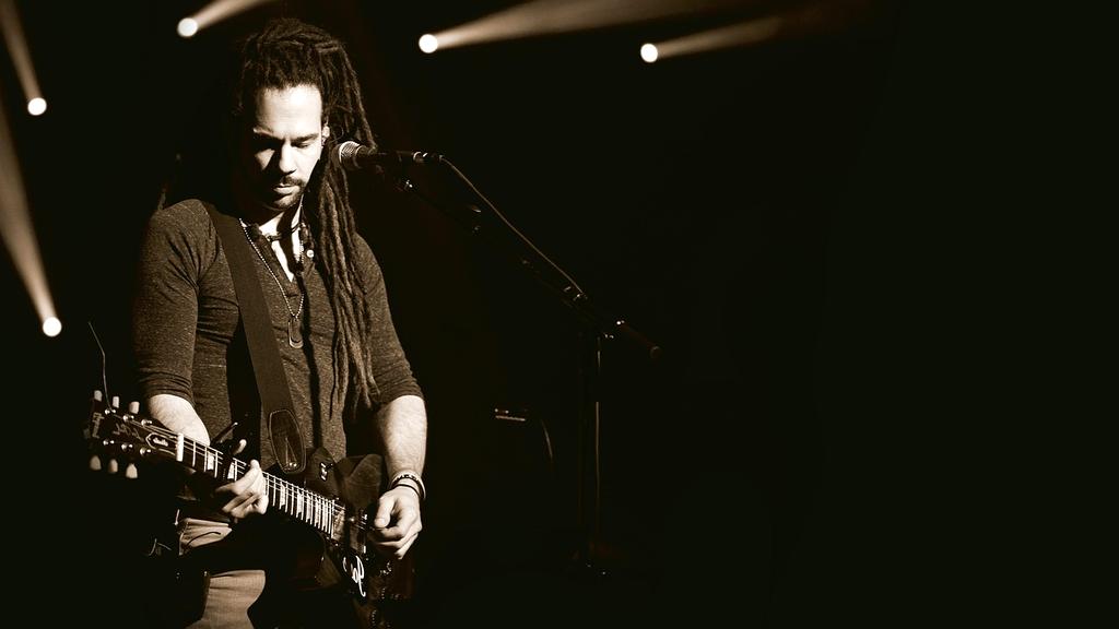 Holographic concert performance with digital effects