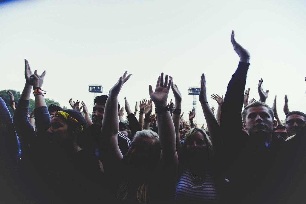 Open-Air Konzert mit DJ und bunt beleuchteter Bühne
